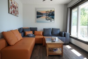 Smart-TV, Kamin, Tischfußball, Bücher