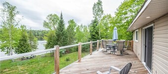 Beautiful Cozy 3 Bedroom Cottage on the Lake