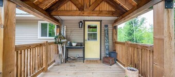 Beautiful Cozy 3 Bedroom Cottage on the Lake