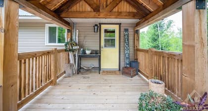 Beautiful Cozy 3 Bedroom Cottage on the Lake