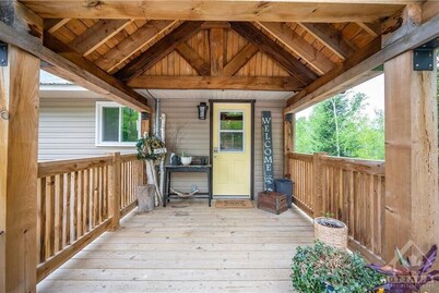 Beautiful Cozy 3 Bedroom Cottage on the Lake