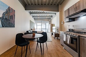 Réfrigérateur, four à micro-ondes, un four, surface de cuisson
