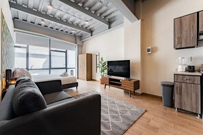 1 habitación, escritorio, tabla de planchar con plancha y wifi 