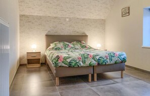 2 bedrooms, travel crib, free WiFi, bed sheets