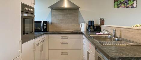 Fridge, oven, stovetop, dishwasher
