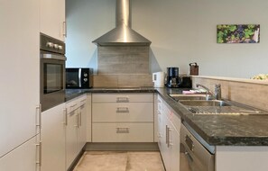 Fridge, oven, stovetop, dishwasher