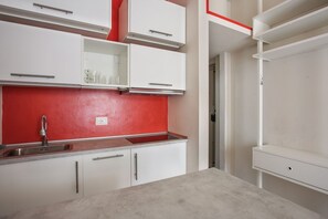 Kühlschrank, Mikrowelle, Herdplatte, Wasserkocher mit Kaffee-/Teezubehör