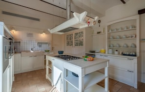 Refrigerador, parrilla de estufa, lavavajillas y utensilios de cocina 