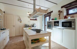 Kühlschrank, Herdplatte, Geschirrspüler, Kochgeschirr/Geschirr/Besteck