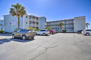 A multi-story hotel with a parking lot.