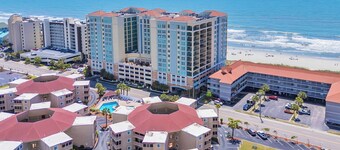 Pet Friendly Ocean View Cottage - Outdoor Pool - Walk to main street