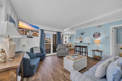 Pet Friendly Ocean View Cottage - Outdoor Pool - Walk to main street