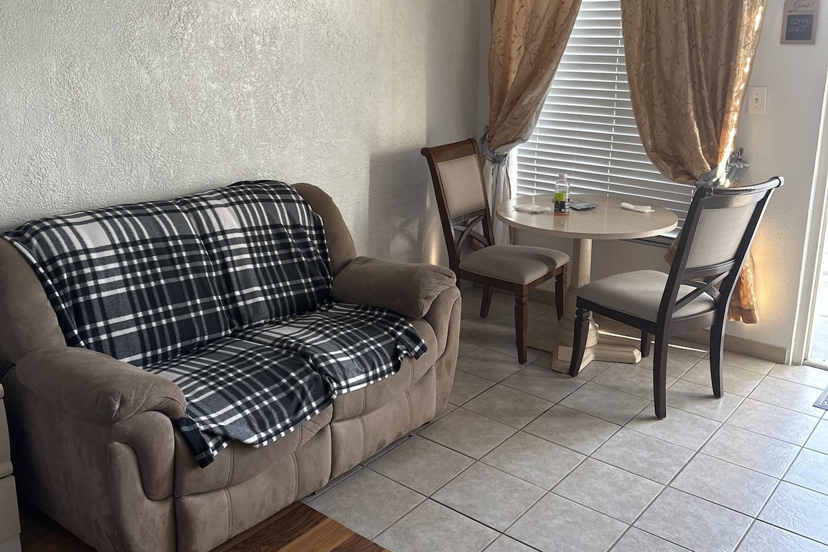 Un salon avec un canapé, une table à manger et des chaises.
