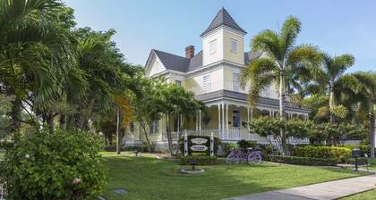 Downtown Historic Punta Gorda Loft w Incredible Outdoor Space