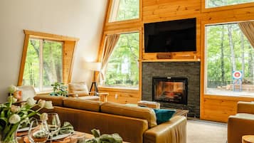 Una Smart TV, una chimenea, videojuegos, una mesa de tenis de mesa