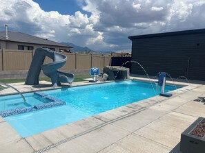 Alberca al aire libre y alberca climatizada