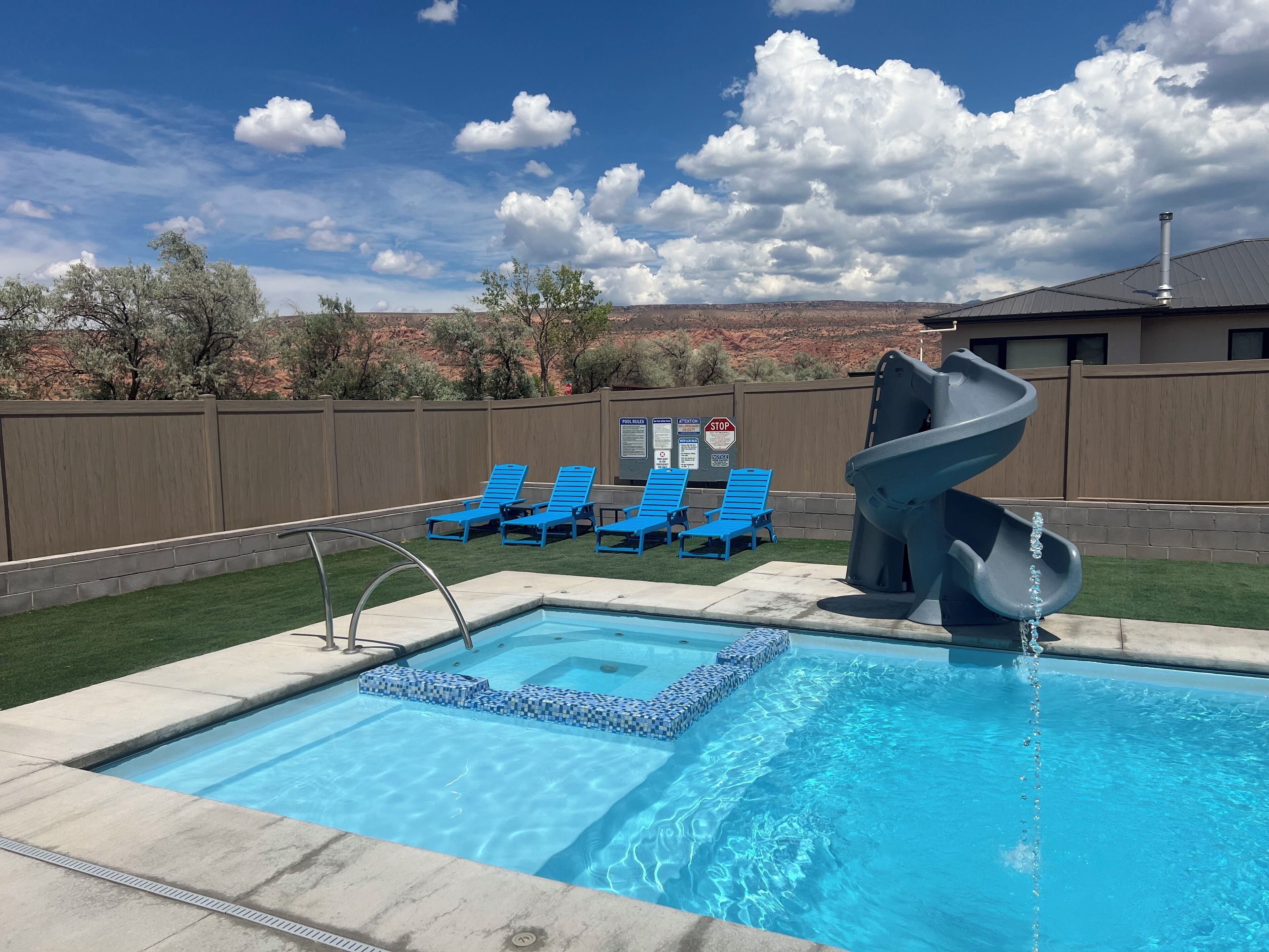 Alberca al aire libre y alberca climatizada