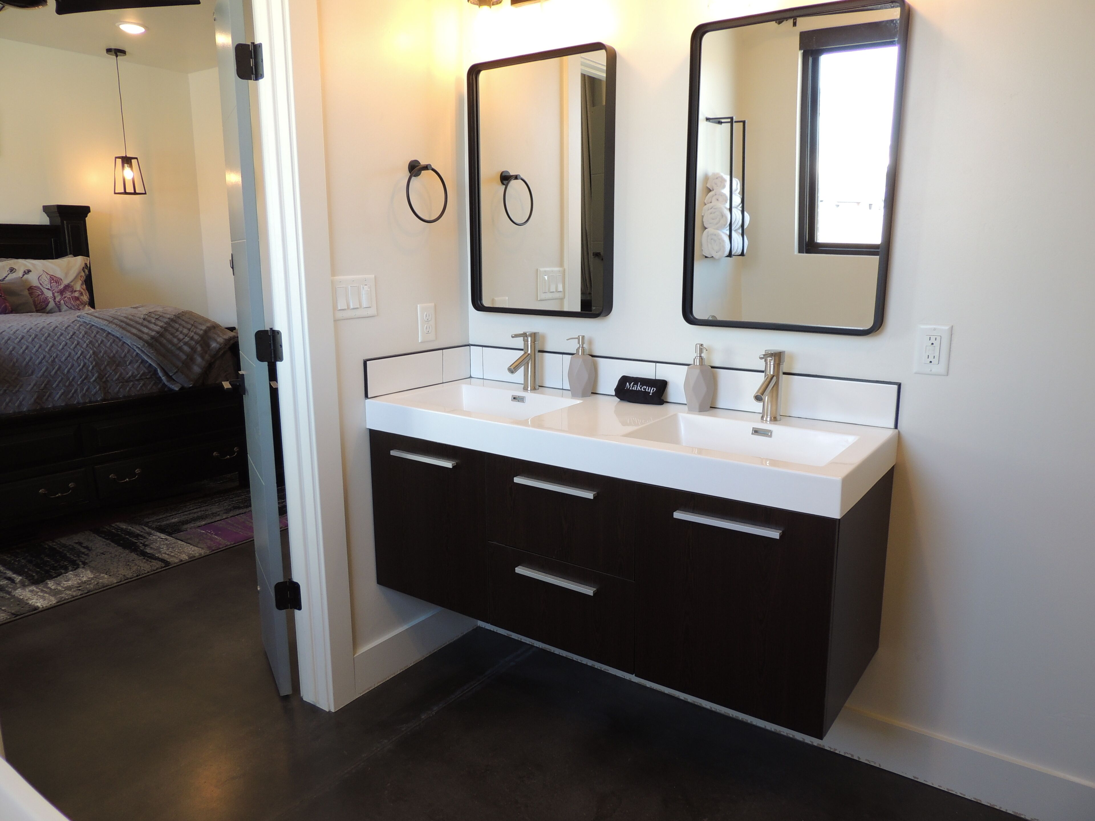 3 habitaciones, tabla de planchar con plancha y cuna de viaje 