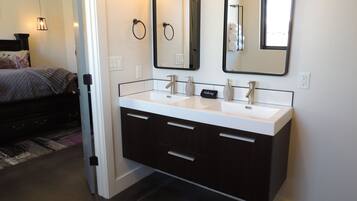 3 habitaciones, tabla de planchar con plancha y cuna de viaje