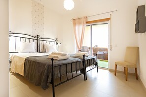 2 室のベッドルーム、アイロン / アイロン台、WiFi (無料)、ベッドシーツ