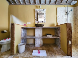 Honeymoon-Villa, 1 Schlafzimmer, Küche, Poolblick | Badezimmer | Dusche, Regendusche, kostenlose Toilettenartikel, Haartrockner