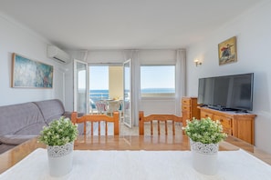 TV - Pleasant apartment with sea view (Empuriabrava)