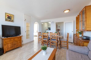 TV - Pleasant apartment with sea view (Empuriabrava)