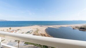A coastal view from a balcony overlooking a beach and a body of water. - Pleasant apartment with sea view (Empuriabrava)