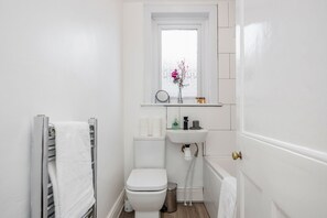 Combined shower/bathtub, hair dryer, towels