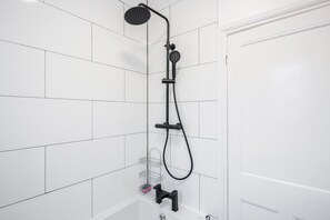 Combined shower/bathtub, hair dryer, towels