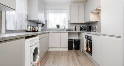 4 Bed House - Sleeps 8 - Garden - Parking - Wifi