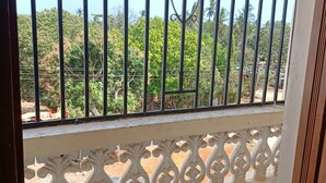 A balcony with a metal railing and a white decorative balustrade. - 2-Bed Penthouse in Mtwapa with Rooftop Terrace (Mtwapa)