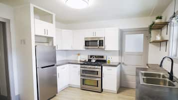 Geladeira, micro-ondas, fogão, cooktop