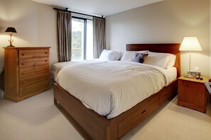 2 bedrooms, desk, iron/ironing board, WiFi - Ski in/Out 2 Bed/2bath w Pool/HotTub & Great Light (Whistler)