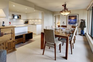 Dining - Ski in/Out 2 Bed/2bath w Pool/HotTub & Great Light (Whistler)