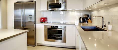 Réfrigérateur, four à micro-ondes, un four, surface de cuisson