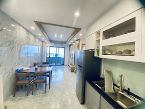 파노라믹 아파트, 침실 2개, 주방, 해변 전망 | 거실 공간