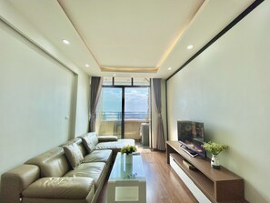 파노라믹 아파트, 침실 2개, 주방, 해변 전망 | 거실 공간