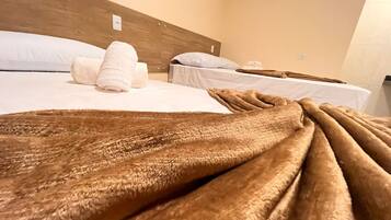 Quarto quádruplo | Roupas de cama antialérgicas, cortinas blackout, quartos à prova de som