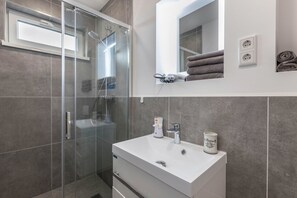 Ducha, secador de pelo, toallas