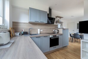 Een koelkast, een oven, een kookplaat, een vaatwasser