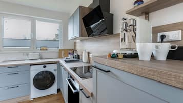 Fridge, oven, stovetop, dishwasher