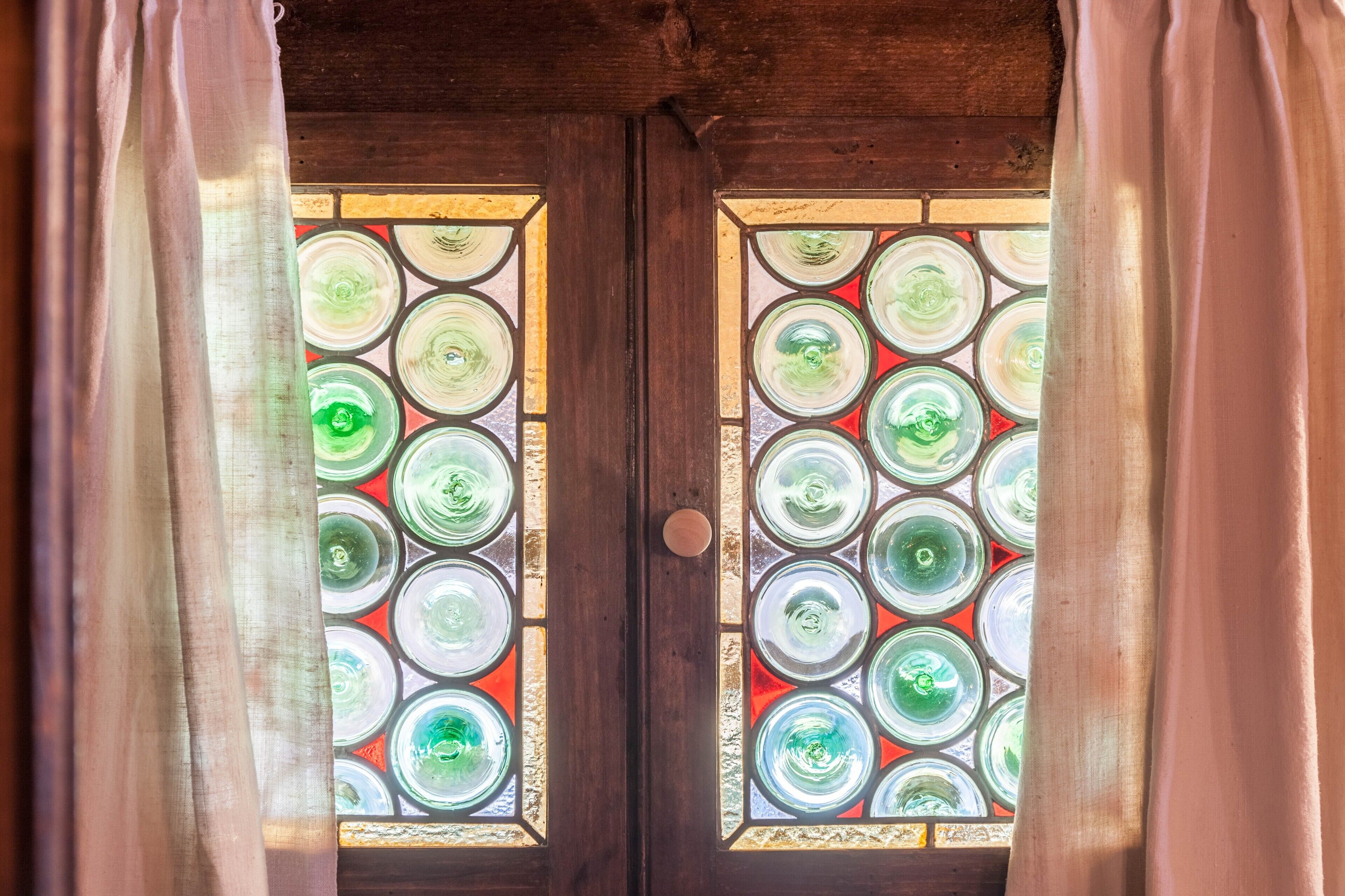 Una puerta de madera con paneles de vidrio emplomado.