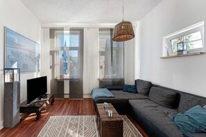 TV, DVD player - Vacation Home "Insel Hus" with Private Terrace, Garden & Wi-Fi (Fehmarn)