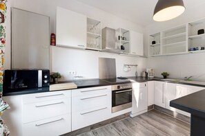 Fridge, microwave, oven, stovetop - Vacation Home "Insel Hus" with Private Terrace, Garden & Wi-Fi (Fehmarn)