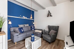 TV - Vacation Home "Deich Hus" with Private Terrace, Garden & Wi-Fi (Büsumer Deichhausen)