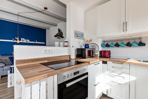 Fridge, microwave, oven, stovetop - Vacation Home "Deich Hus" with Private Terrace, Garden & Wi-Fi (Büsumer Deichhausen)