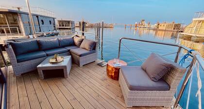 Boat 'Hausboot Inkl Motorboot, Ostsee' with Sea View, Private Terrace and Wi-Fi