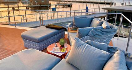 Boat 'Hausboot Inkl Motorboot, Ostsee' with Sea View, Private Terrace and Wi-Fi