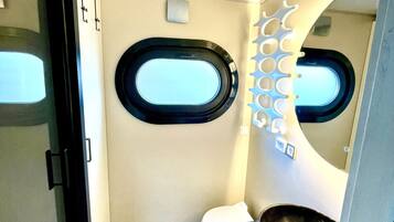 Een douche, een haardroger, handdoeken